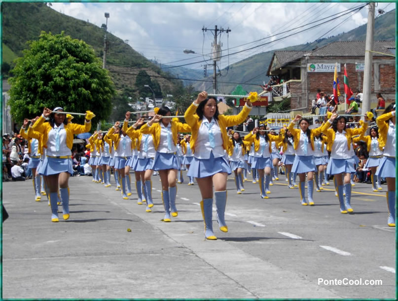 Bastoneras del Colegio 1 de Abril de Latacunga