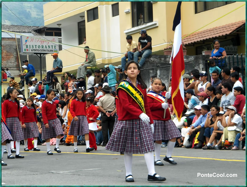 Escoltas de la bandera saludando a los símbolos patrios